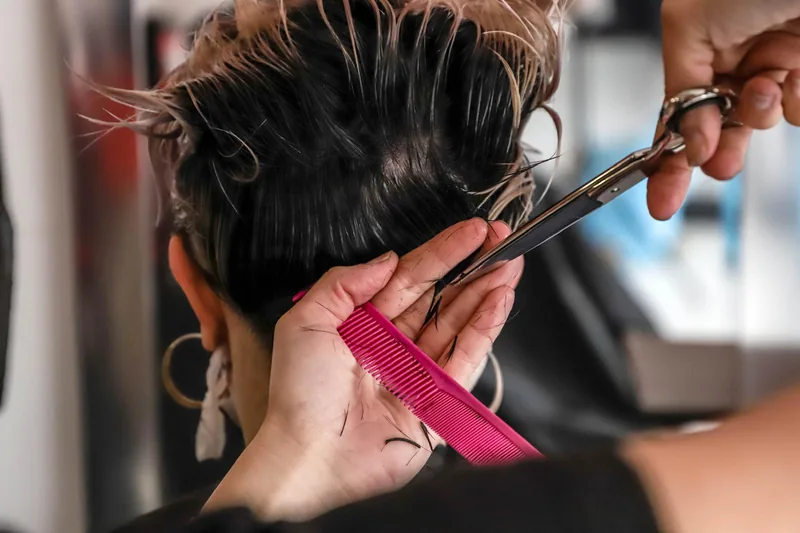 Detalle de corte de cabello con tijera en Rolling Peluqueros