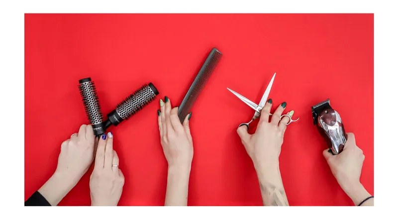 Herramientas profesionales de peluquería sobre el color rojo de Rolling
