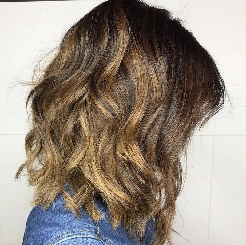 Media melena bronde con ondas realizada por Rolling Peluqueros en Getafe