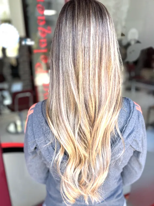 Melena larga con balayage miel realizada por Rolling Peluqueros en Getafe