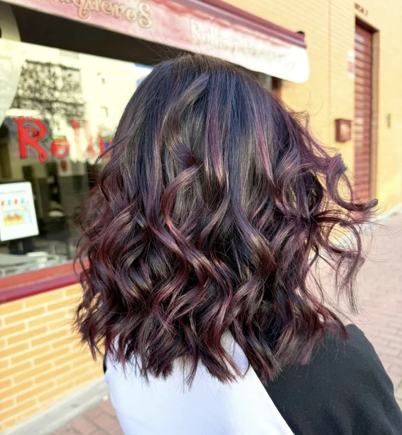 Bob borgoña con ondas suaves realizado por Rolling Peluqueros en Getafe