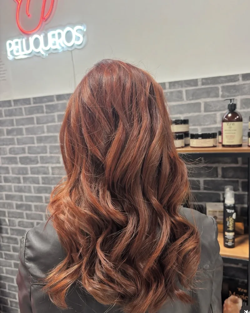 Melena cobriza brillante con ondas realizada por Rolling Peluqueros en Getafe