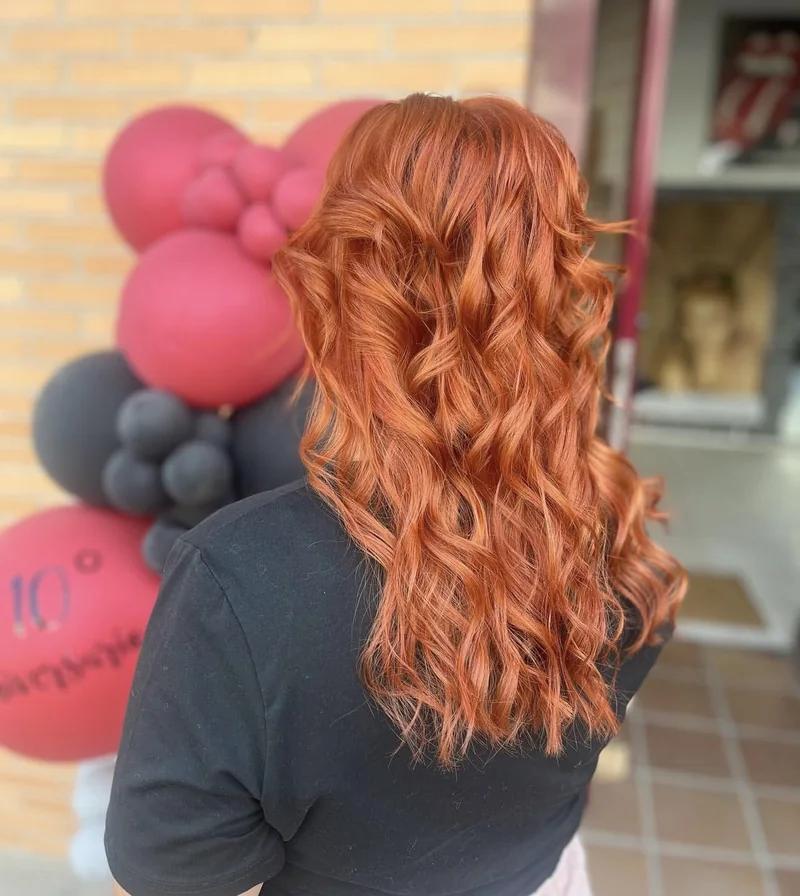 Melena cobriza con ondas realizada por Rolling Peluqueros en Getafe