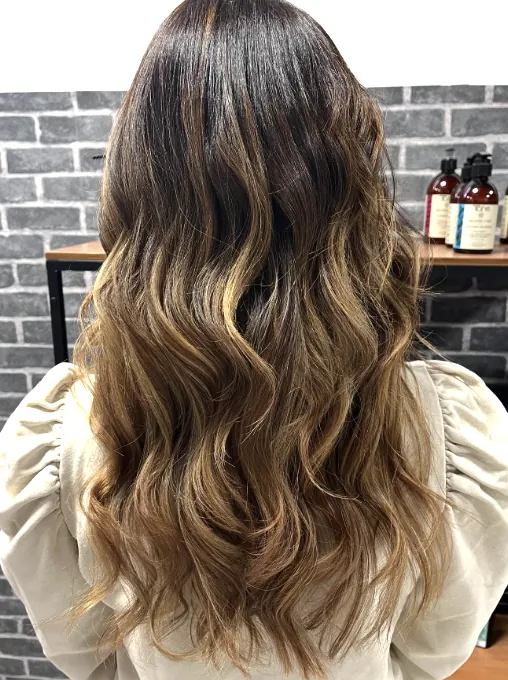 Melena con mechas caramelo realizada por Rolling Peluqueros en Getafe
