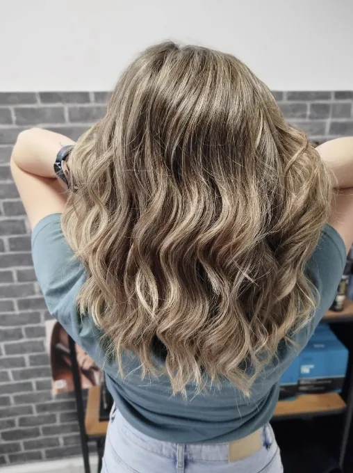Melena con rubio beige y ondas realizada por Rolling Peluqueros en Getafe