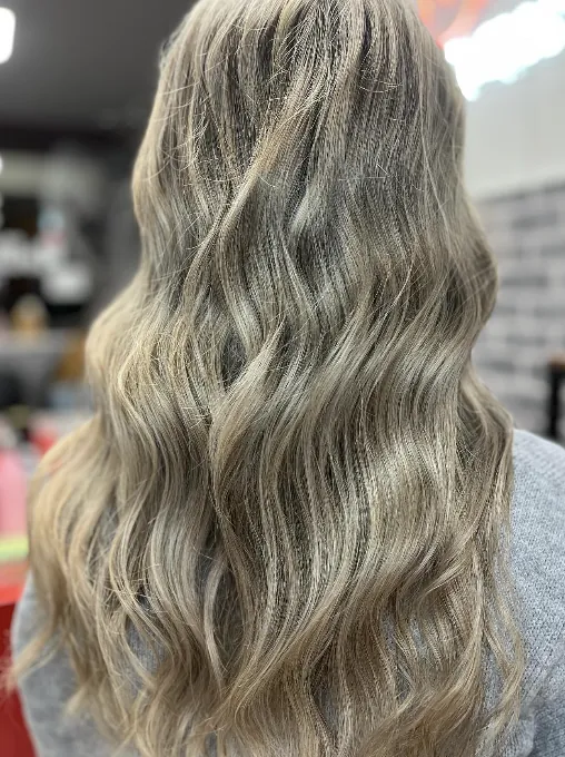 Melena con rubio ceniza suave realizada por Rolling Peluqueros en Getafe