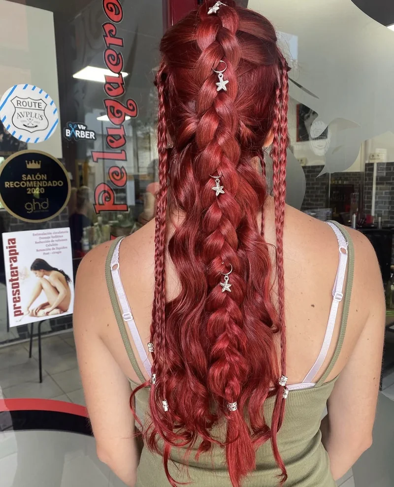 Peinado fantasy red con trenza central realizado por Rolling Peluqueros en Getafe